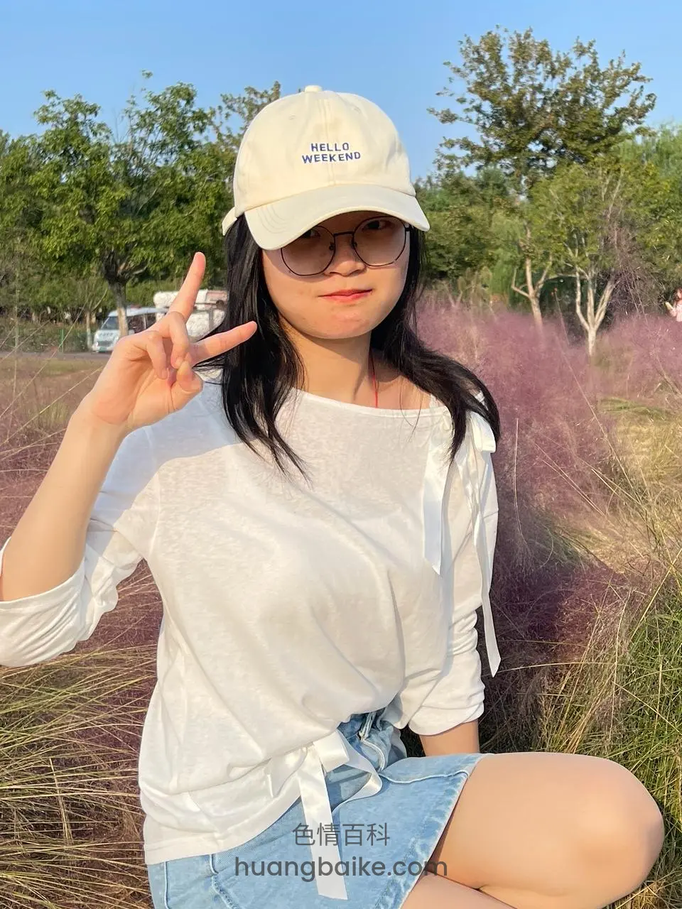 紫色花丛里比耶手势 帽子写 HELLO WEEKEND