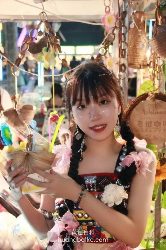 白天在景点摆姿势拍所谓艺术照_镜头里还是那副文静样子一到晚上就把人按在身前狠狠含进去