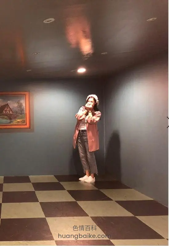 房间角落抬头比心