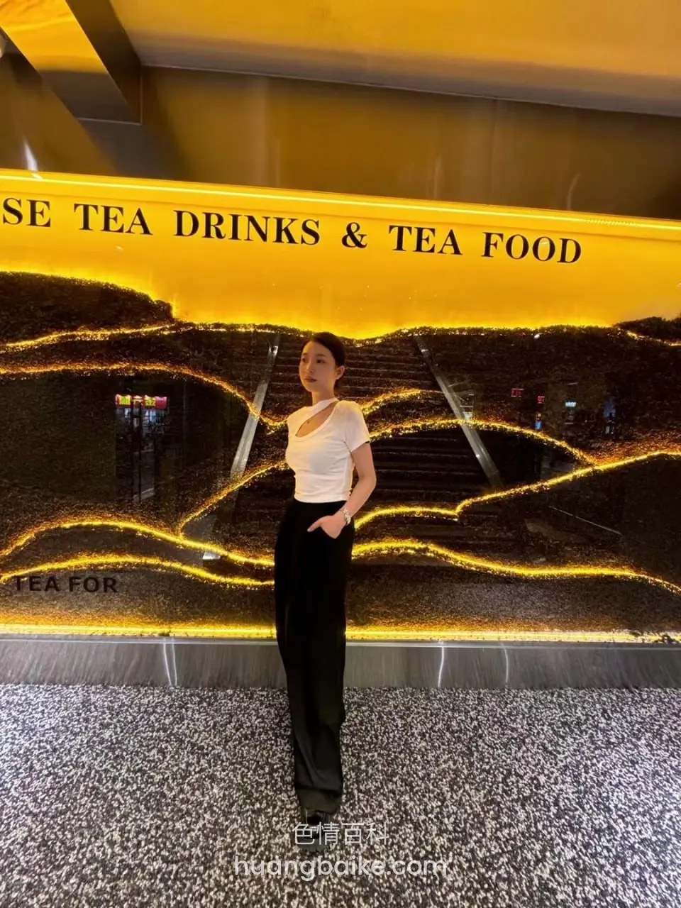 SE TEA DRINKS & TEA FOOD 标牌前