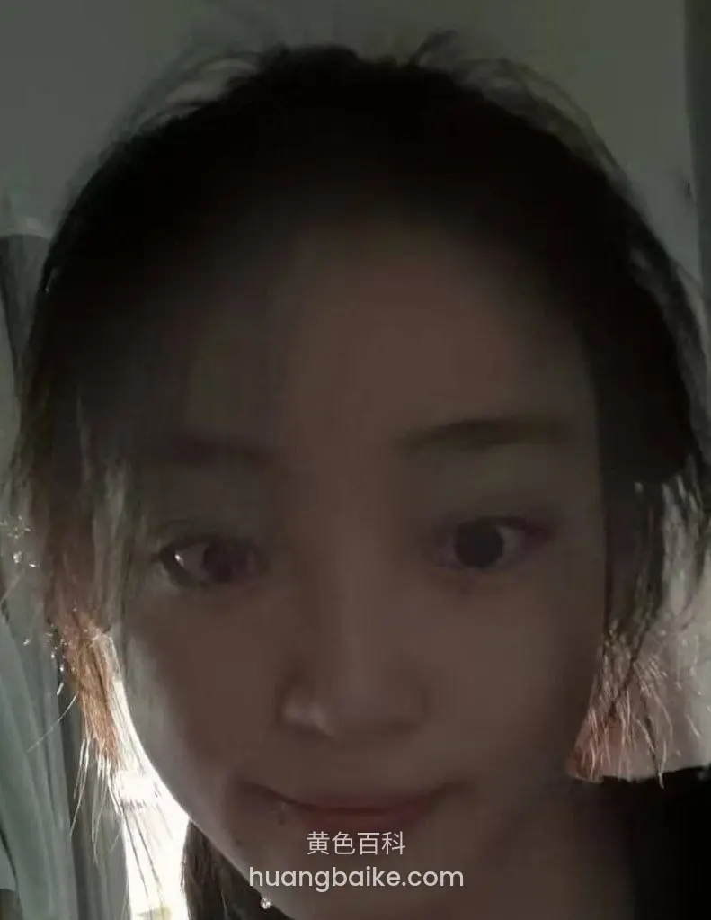 近距离自拍脸部，头发散乱看着镜头