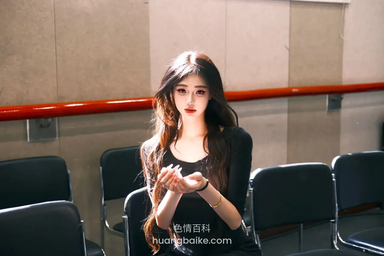 坐在排练厅椅子上双手合十看镜头