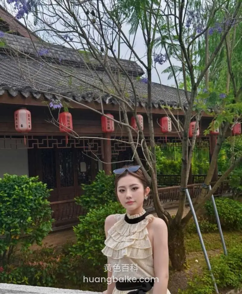 古建筑庭院里站立，树枝红灯笼