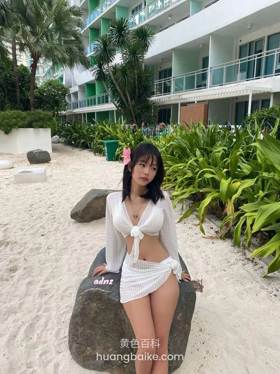 镜头对着大石头上的adnz字，坐在上面看镜头