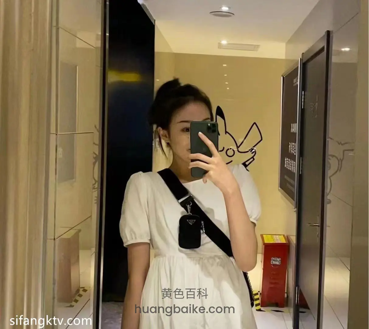 走廊举手机自拍，墙上皮卡丘贴纸