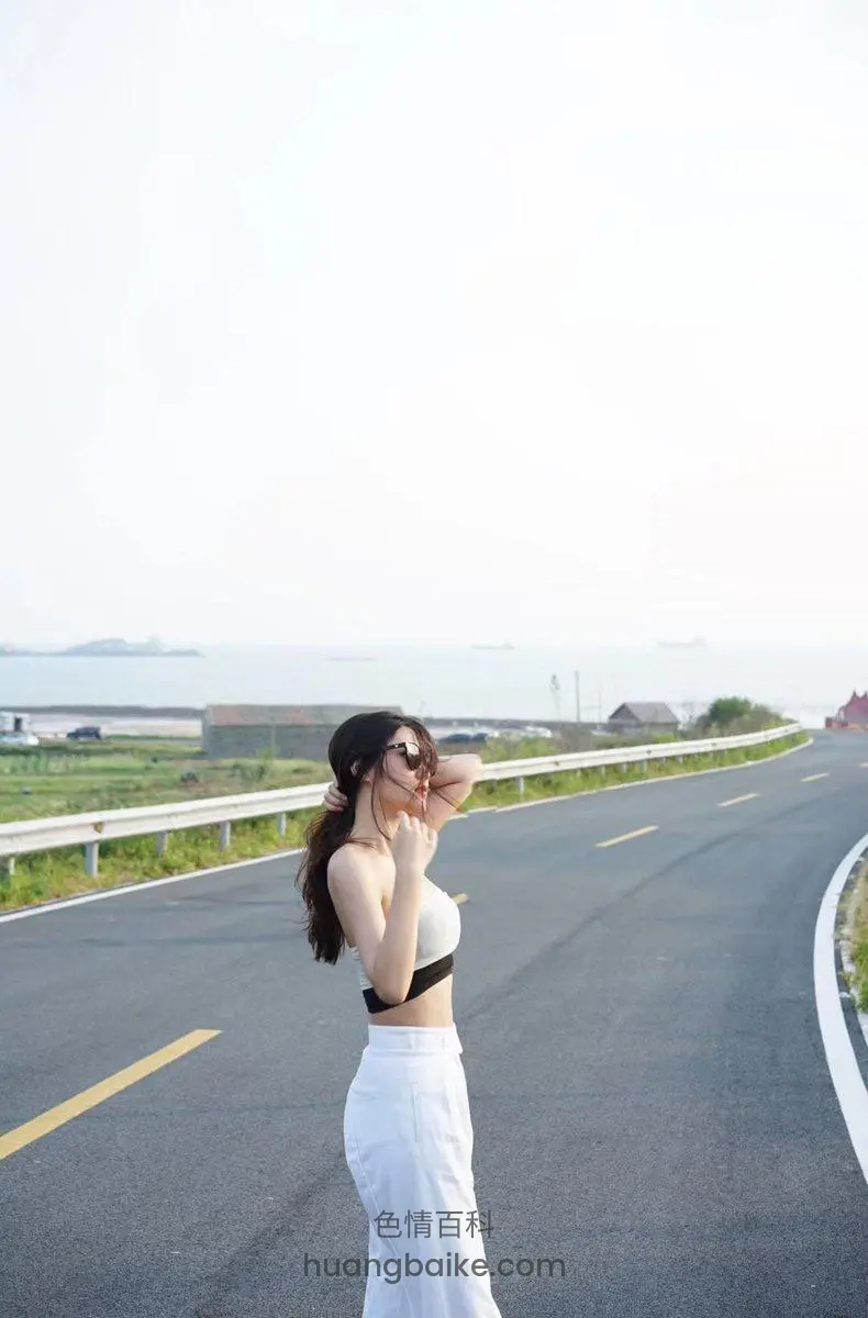 公路边扶墨镜看海景
