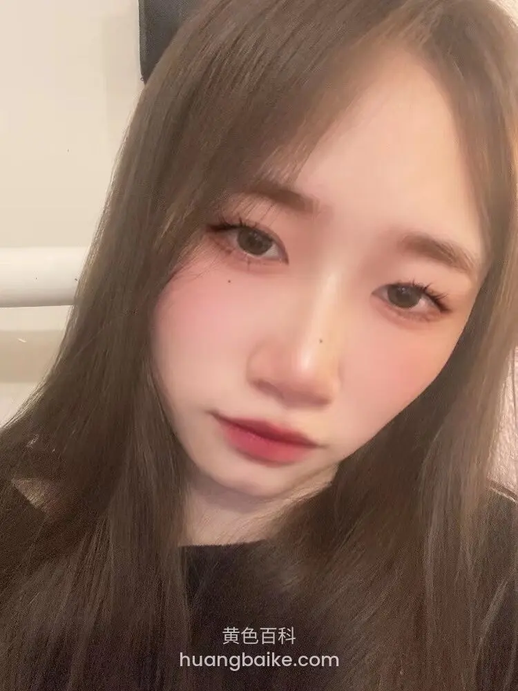 镜头前低头看手机，刘海遮眼睛