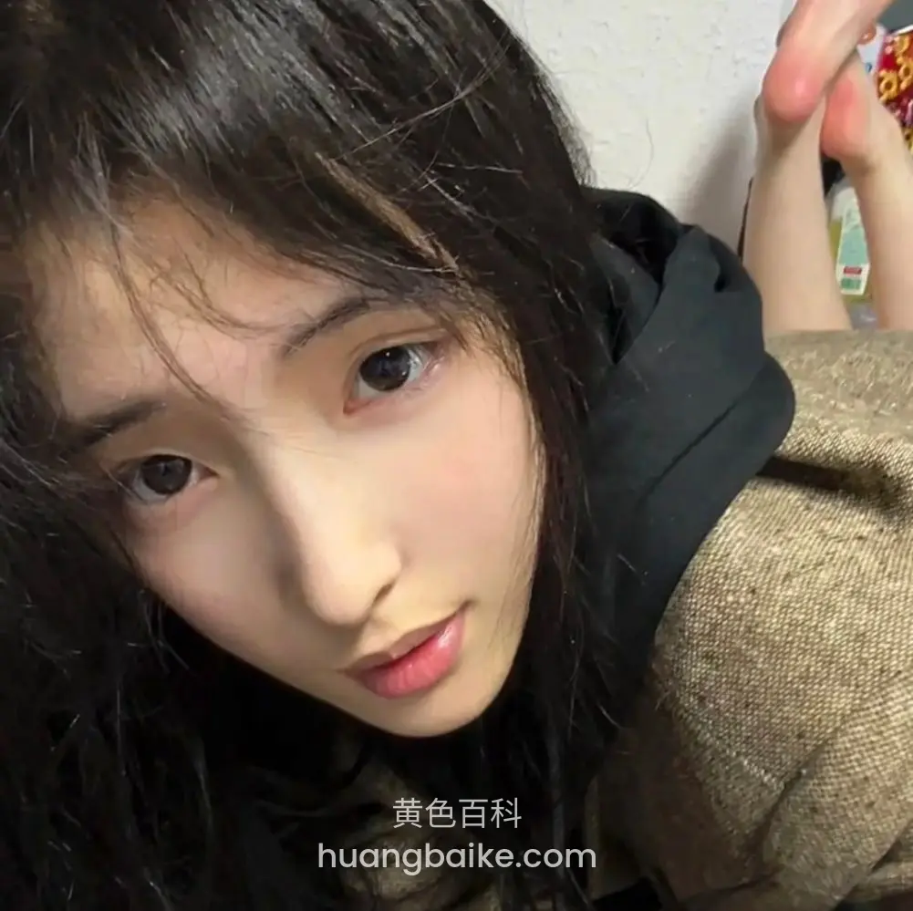 镜头低角度自拍，头发遮住半边脸