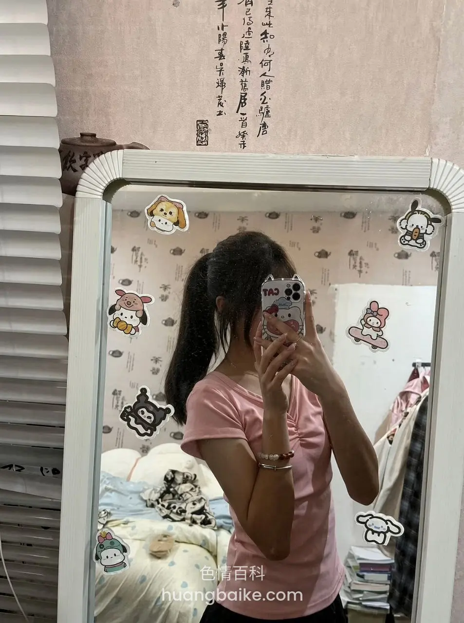 卧室镜子前拿着手机背对镜头