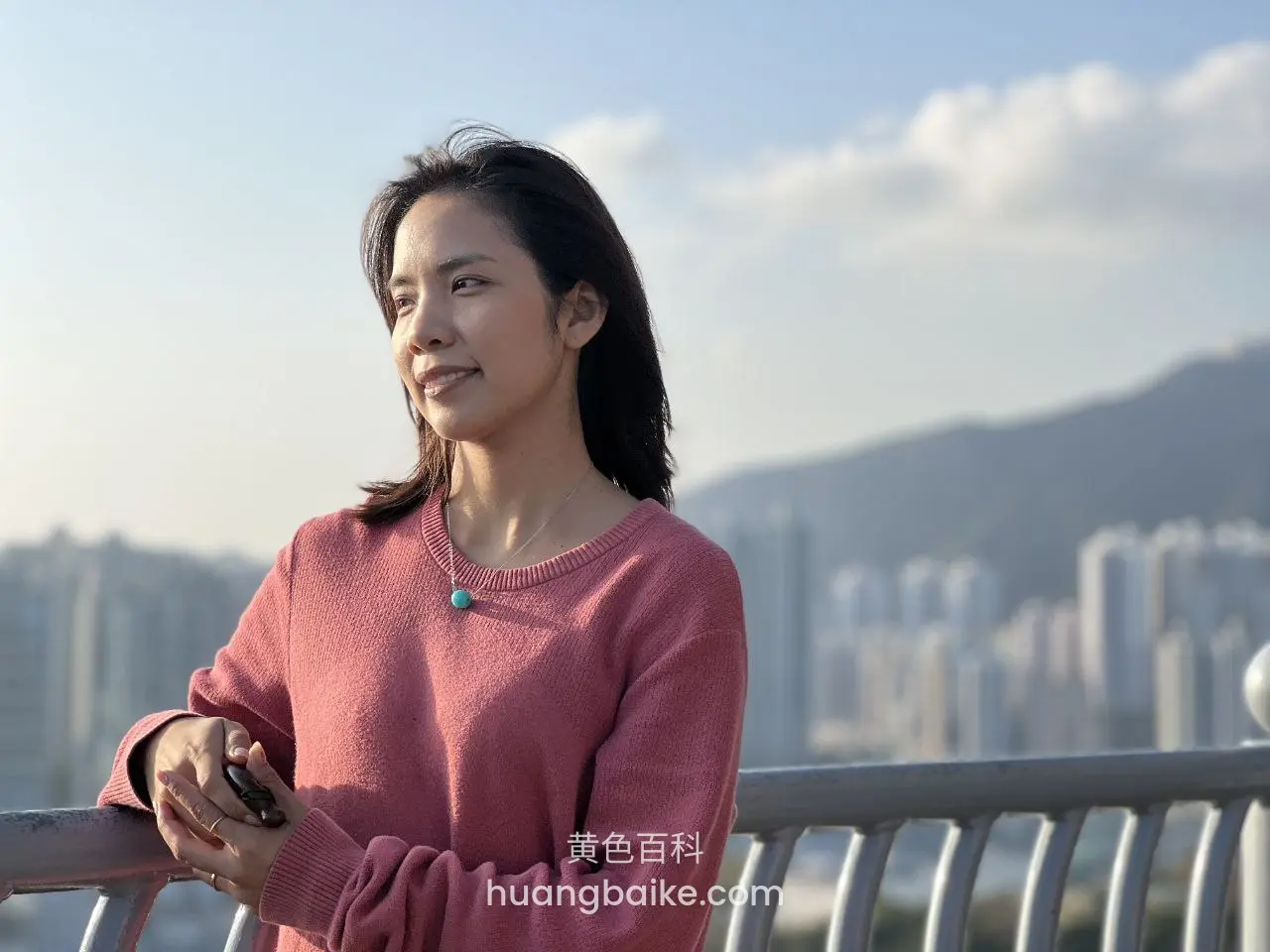 素人熟女靠栏杆看远处城市
