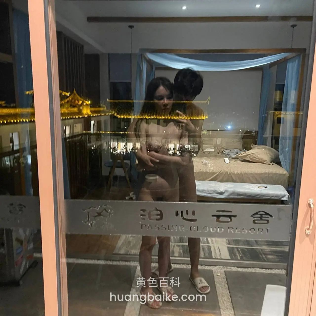 玻璃门前拥抱对镜自拍，门上有泊心云舍字样