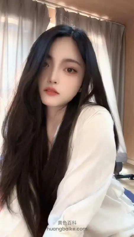 窗边侧身看镜头