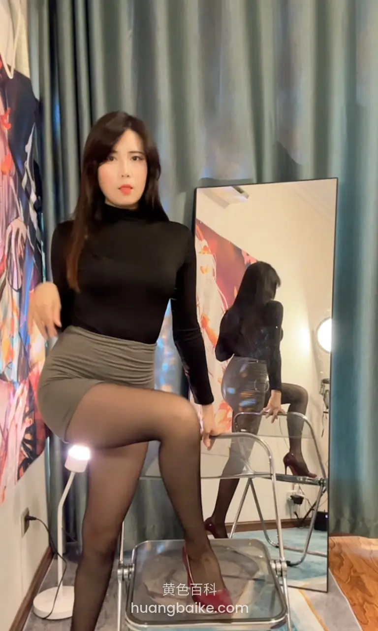 坐在透明椅子上翘腿，手扶椅背