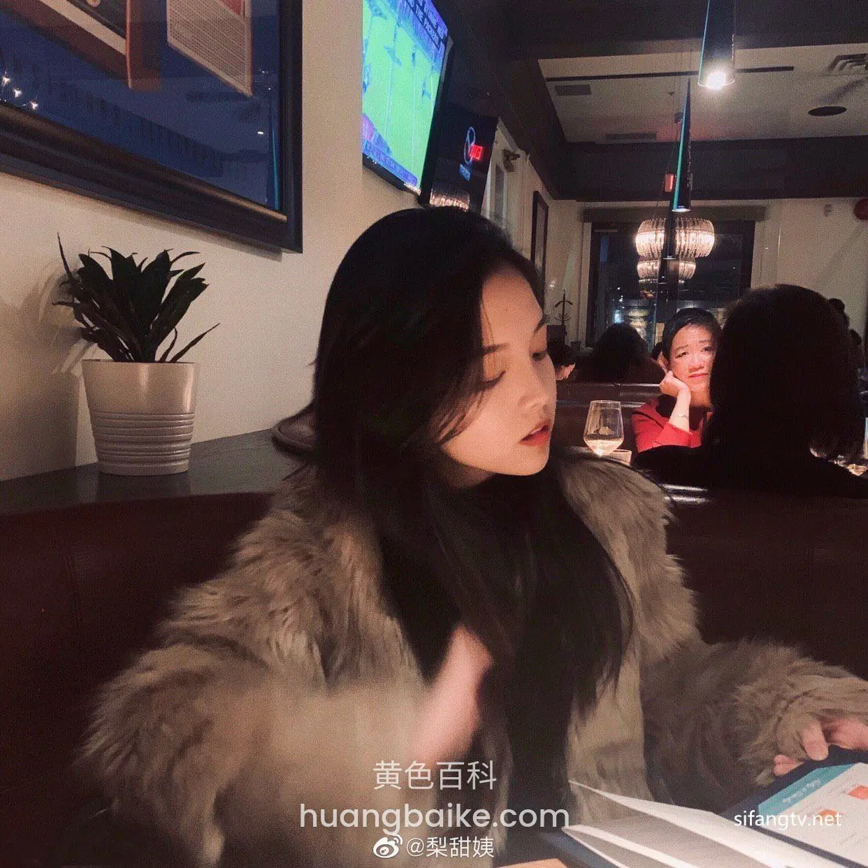 镜头对着餐厅沙发，身后电视播球赛