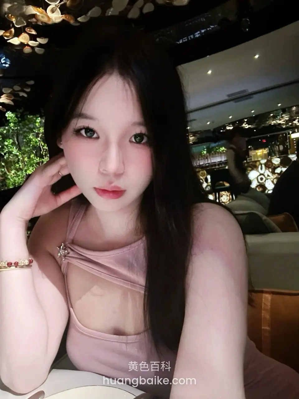 颜值很高的反差小妹私下拍摄，各种骚姿把身材展到让人受不了