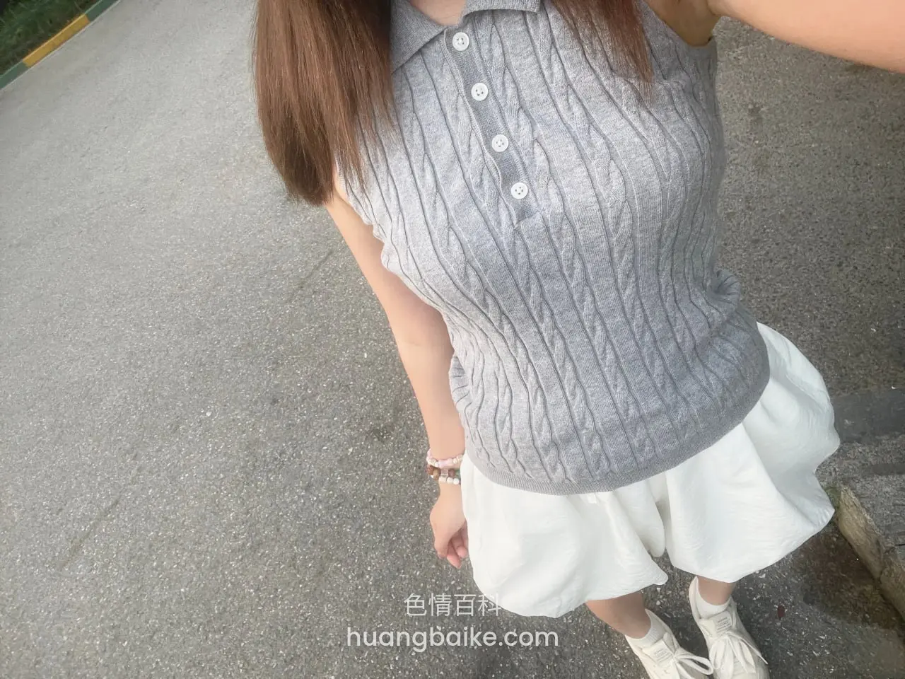 灰色针织衫配白裙，镜头对着上半身