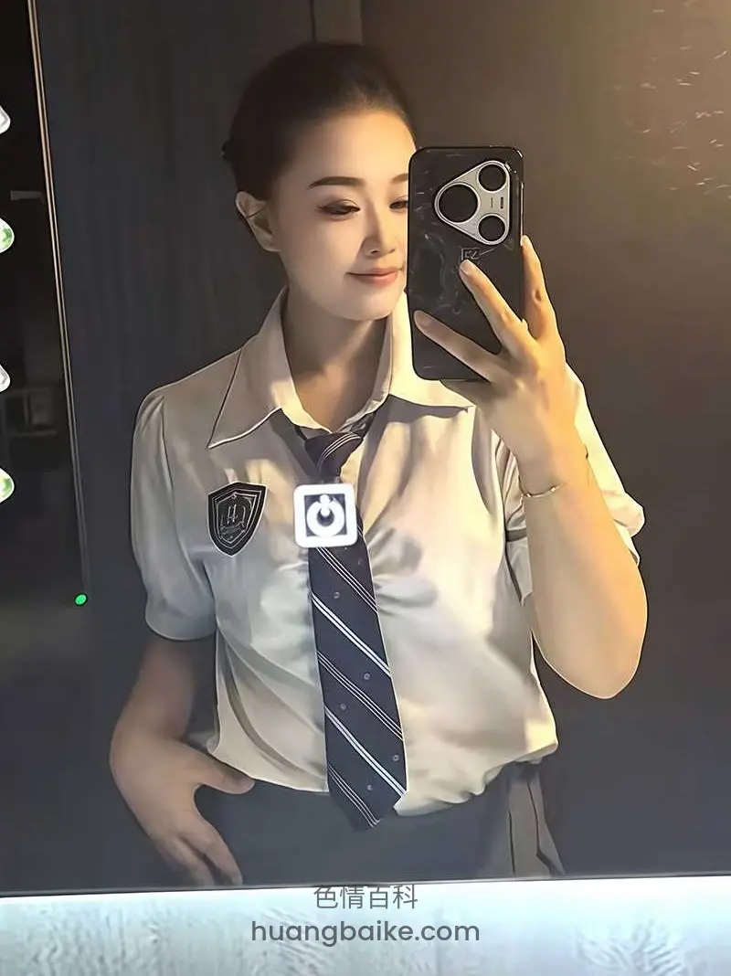 更衣室里举着黑手机，衣领上有校徽