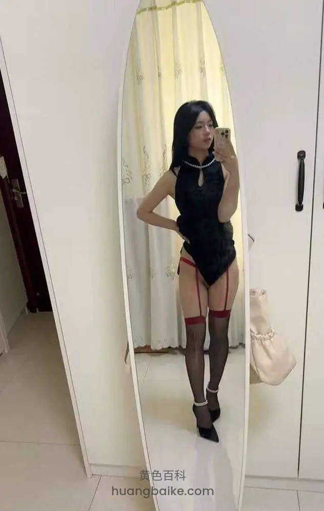 镜子里全身自拍，左手叉腰右手举手机