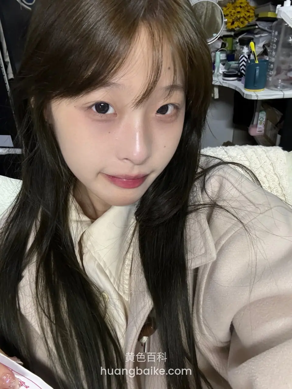 长发女生侧头自拍