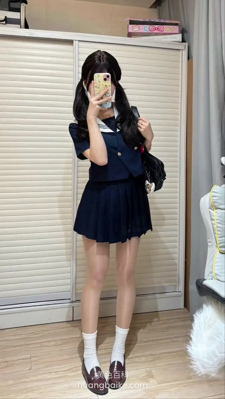 卧室衣柜前举手机自拍