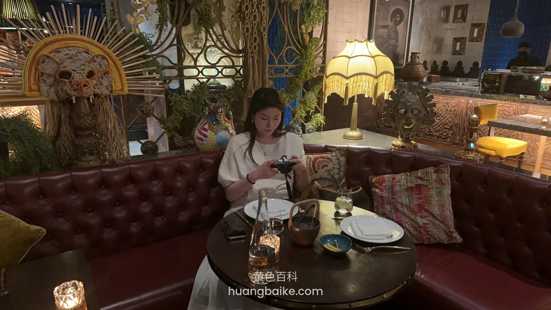 餐厅沙发上低头看手机