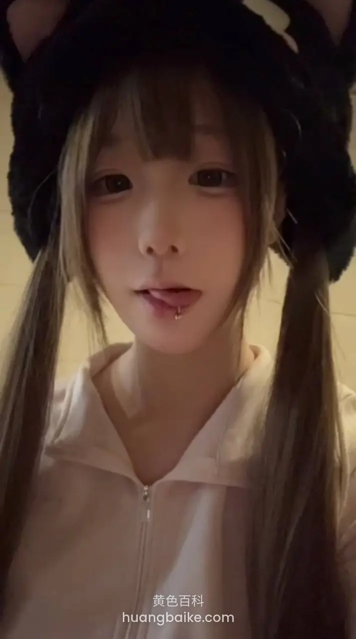 镜头怼脸，舌头伸出