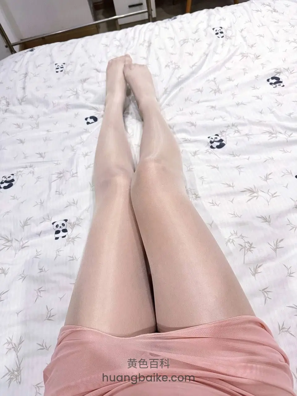 床上伸直双腿，脚并着