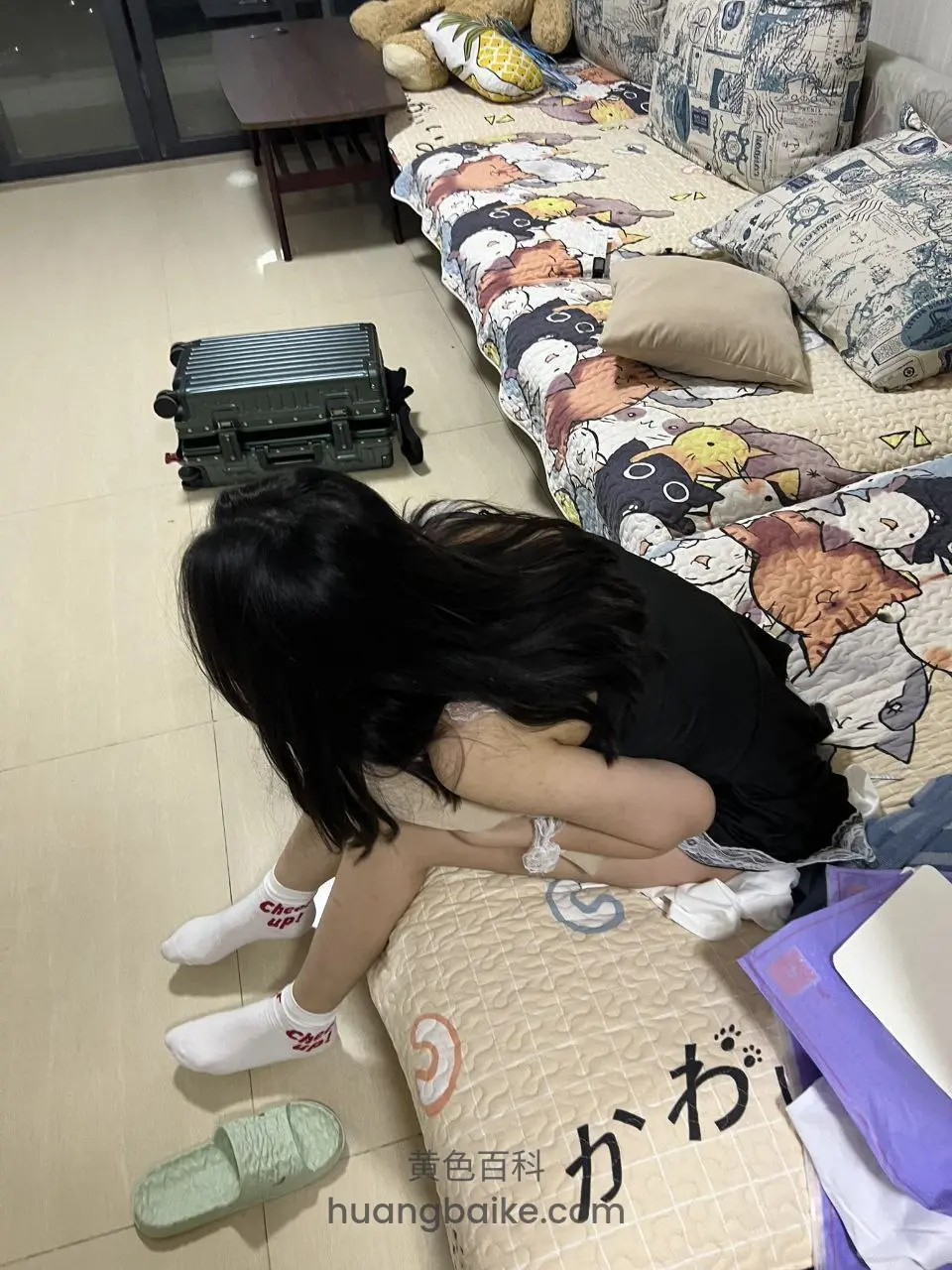 跪在床边趴下，长发散开遮住脸