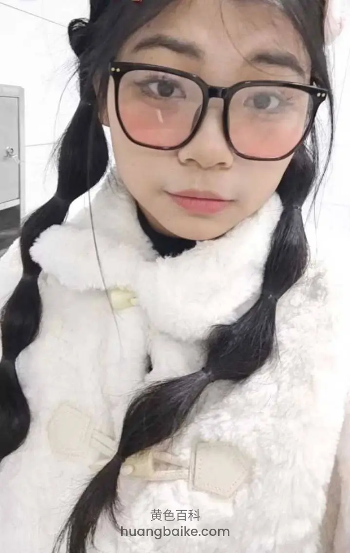 江苏一学生妹约炮还演有男友的第一次，实际见面骚到爆自己骑上来狂扭。