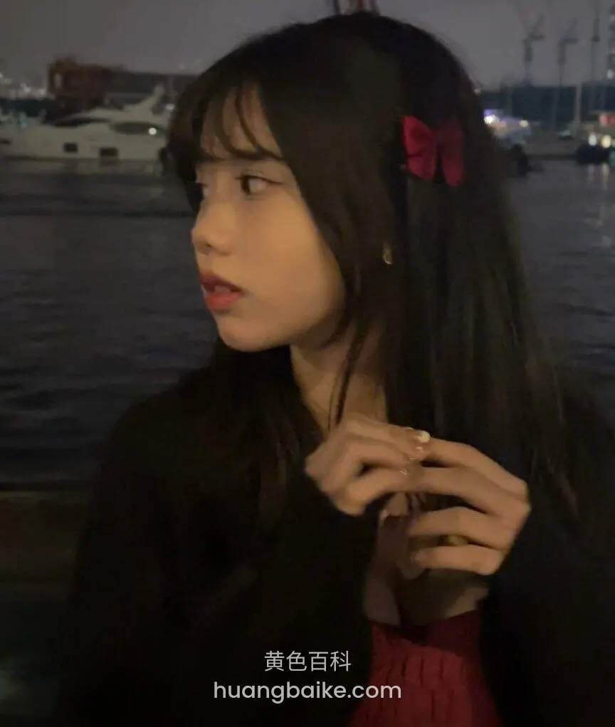 海边夜景，双手捧着项链
