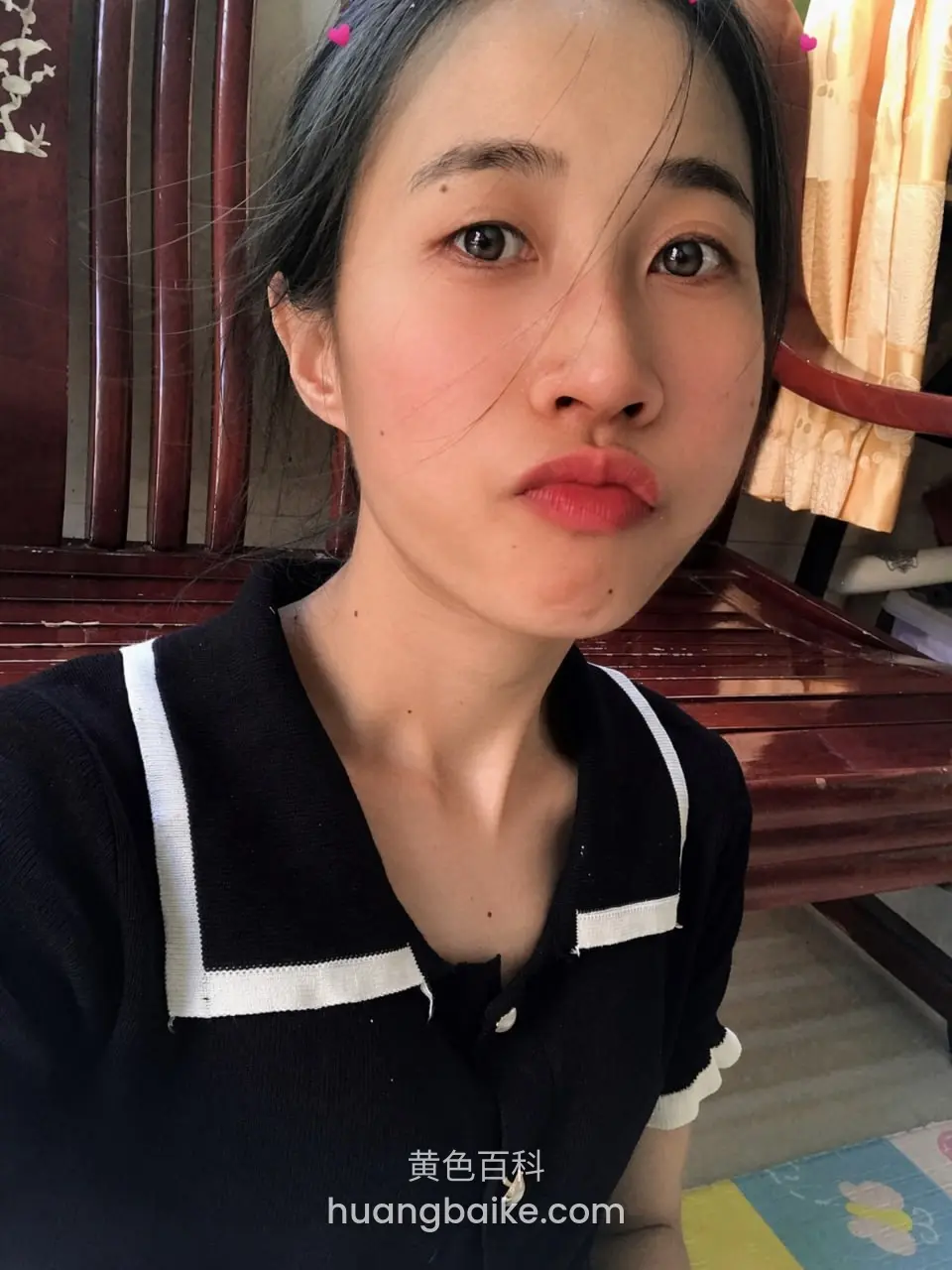 房间里自拍，身后是木椅和窗帘