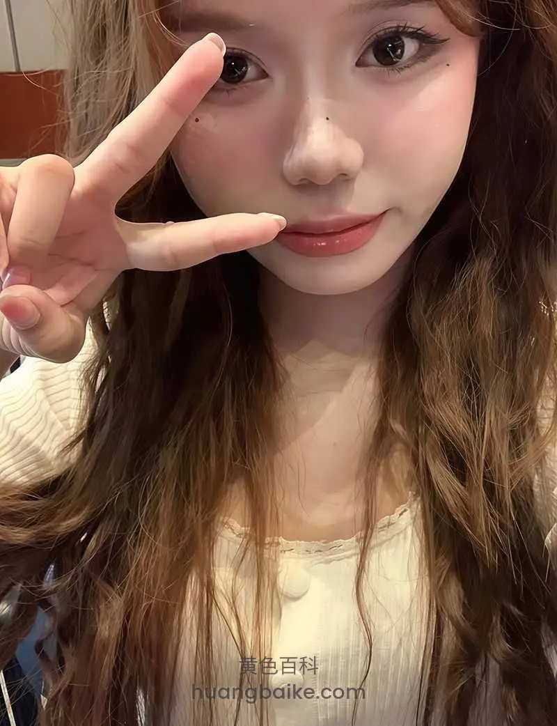 镜头怼脸比V手势，嘴边手指