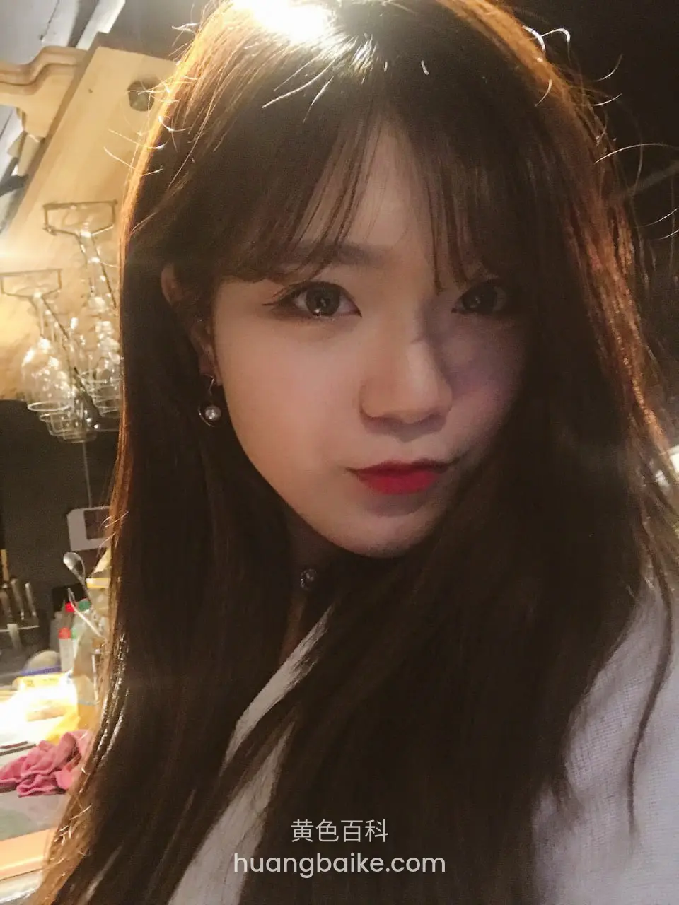 女士自拍长发遮眼