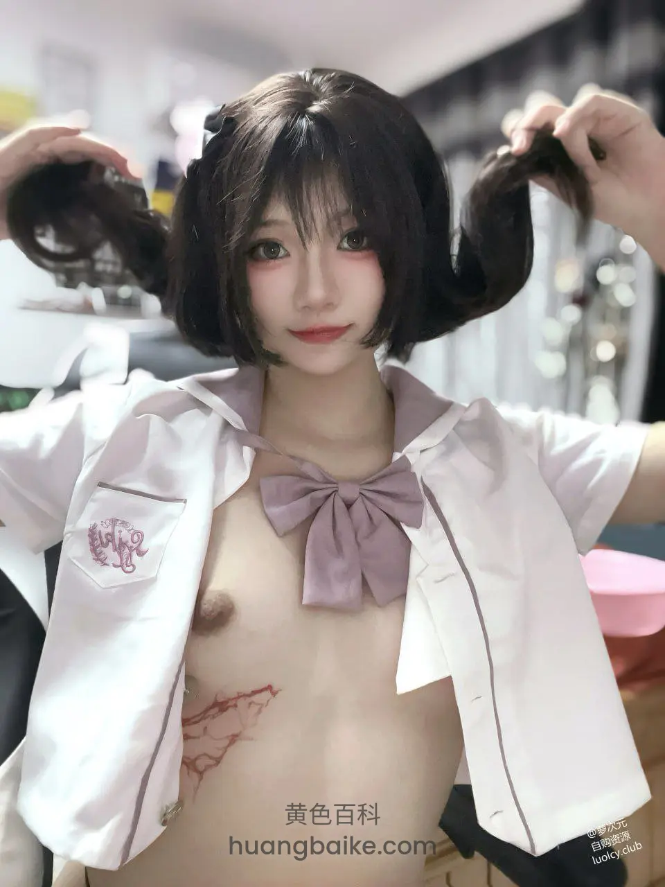 室内沙发旁举着双马尾看向镜头，胸前系着紫色蝴蝶结