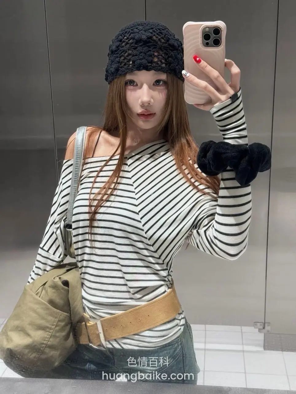 电梯里举着手机自拍，戴黑蕾丝帽