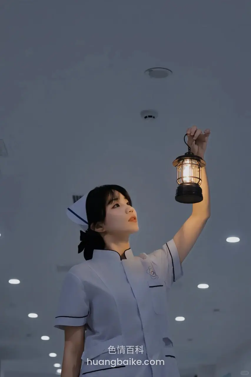室内举高灯笼仰望上方，这角度绝了