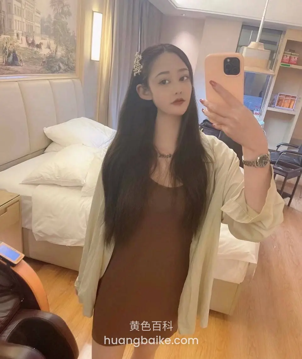 卧室里举手机自拍，床和画在身后