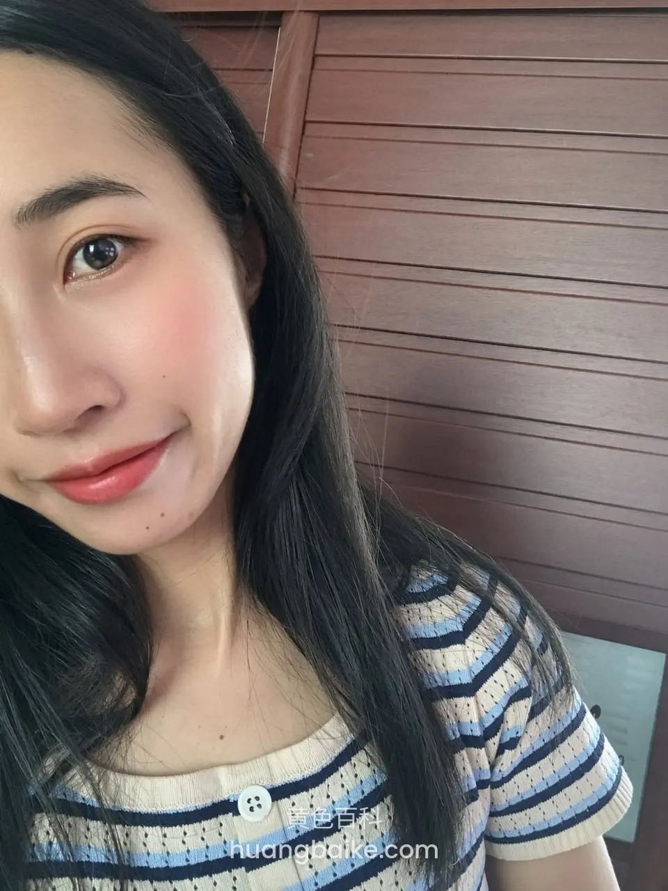浴室镜子前自拍，手机举在脸侧