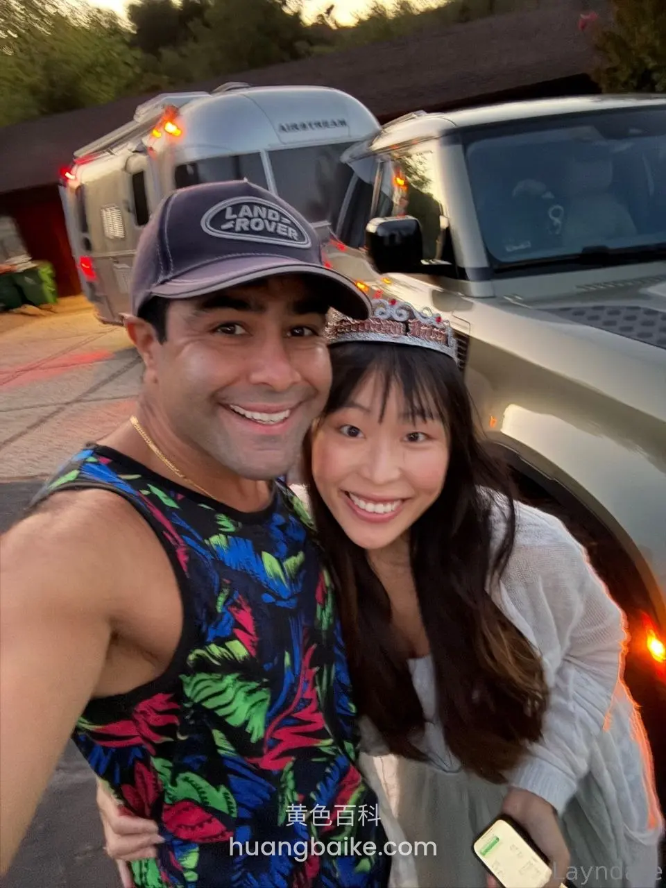 户外自拍和女友合影，身后停着路虎和Airstream房车