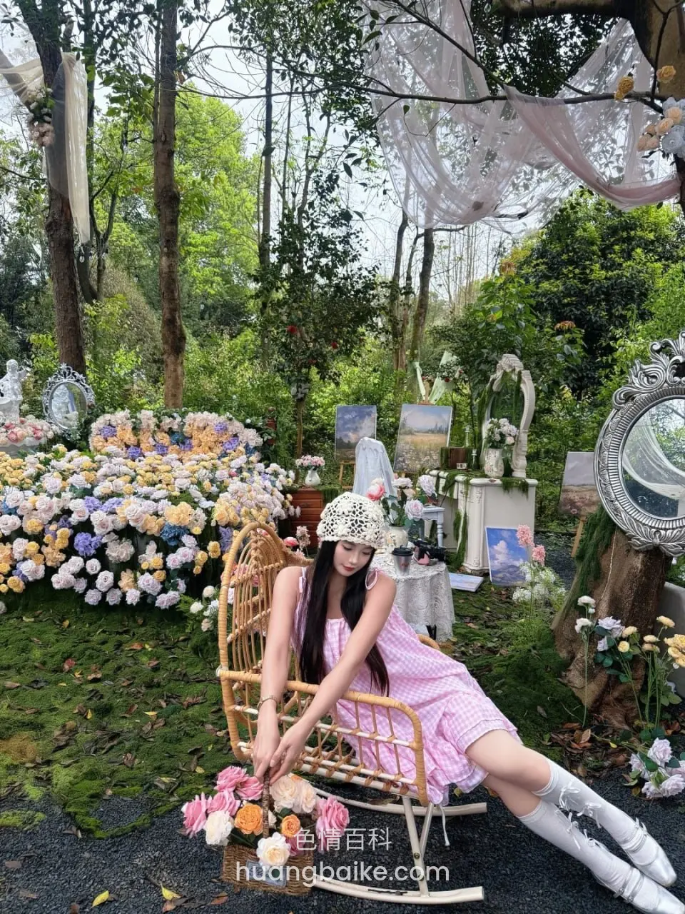 花园里坐藤椅，伸手碰花篮里粉玫瑰