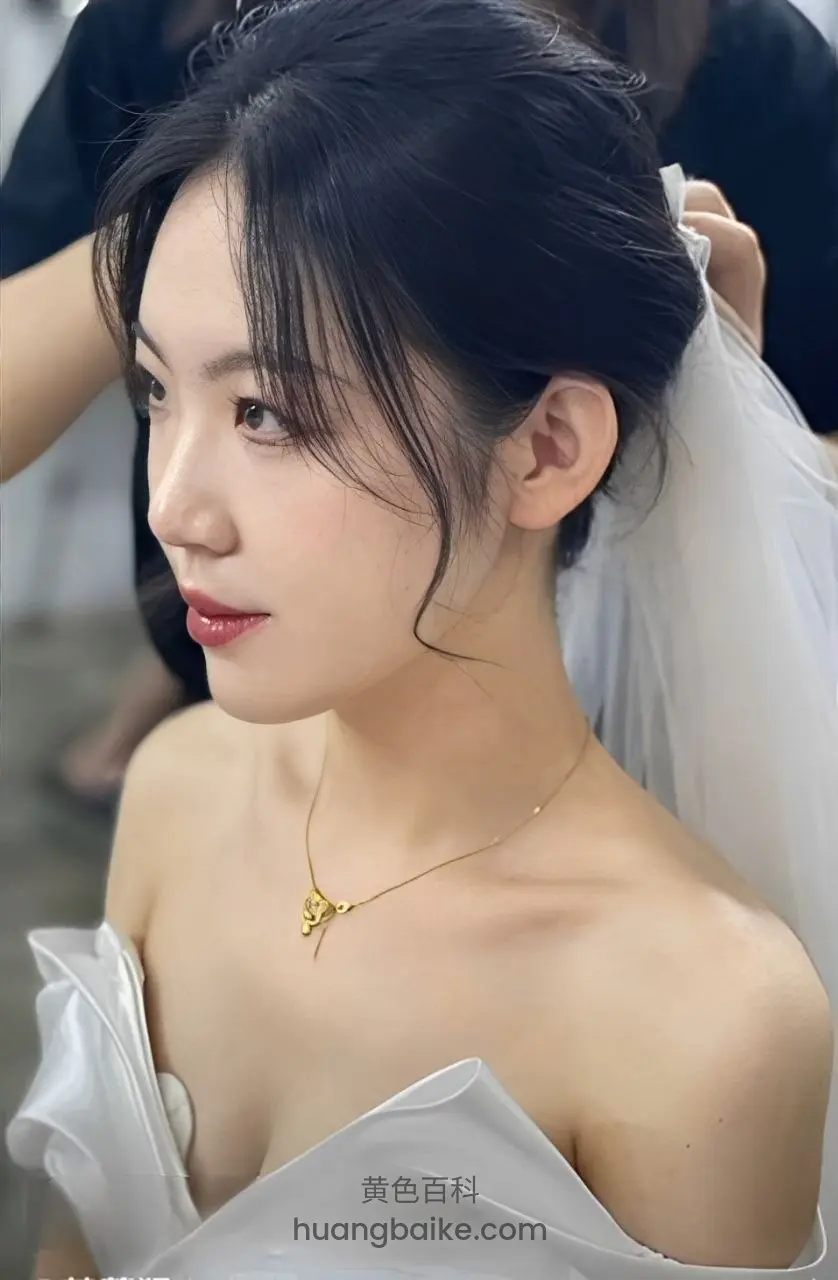 吕金梦侧脸 戴金色吊坠白纱