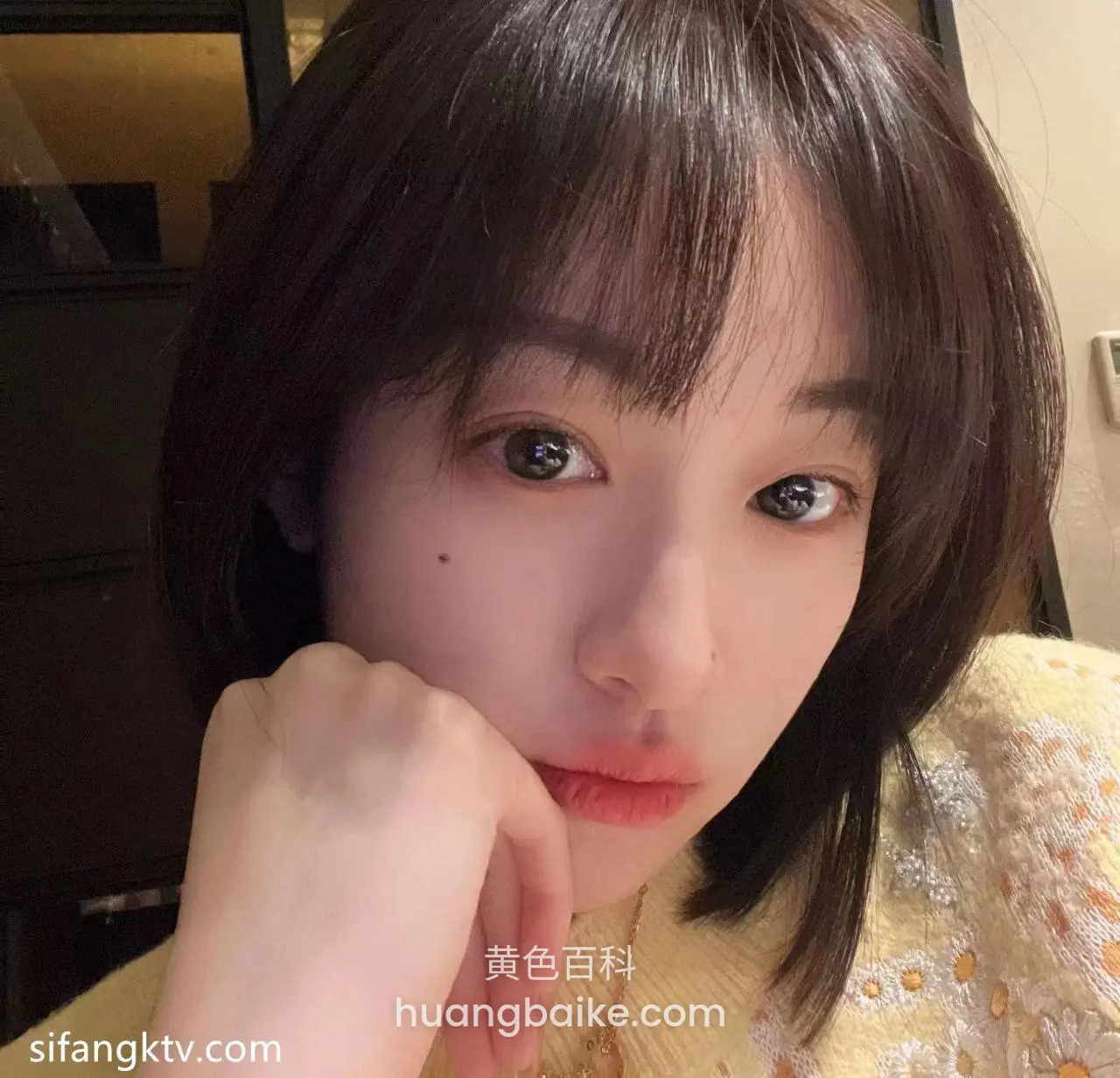 镜头怼脸手撑下巴