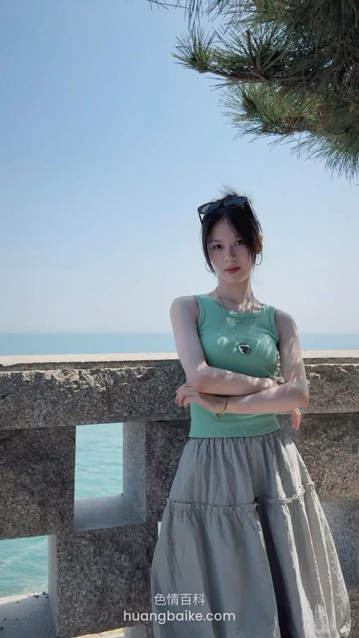 海边石栏前，镜头对着蓝天大海