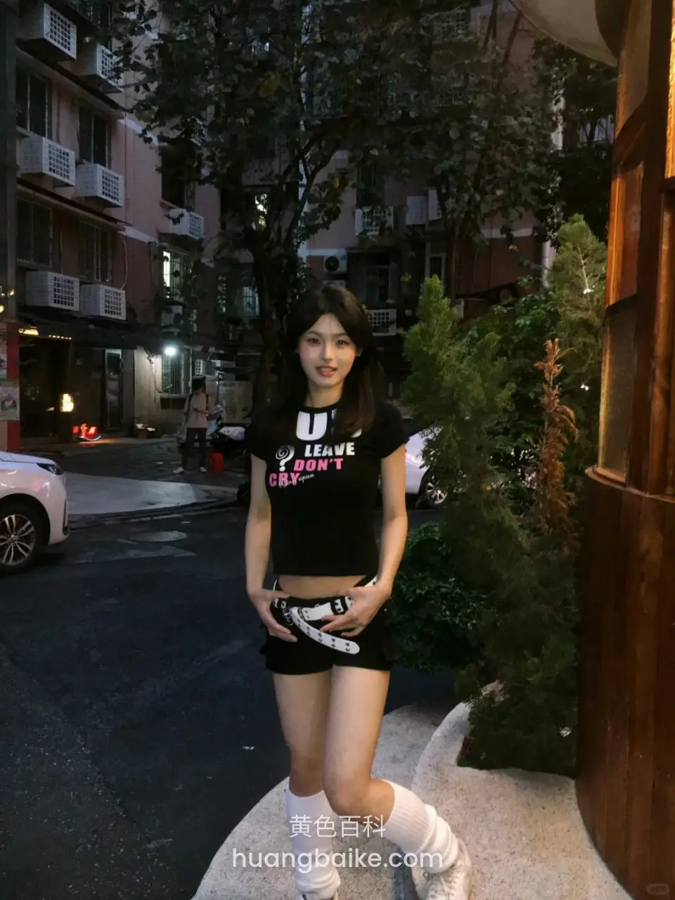 站在路边双手扶腰