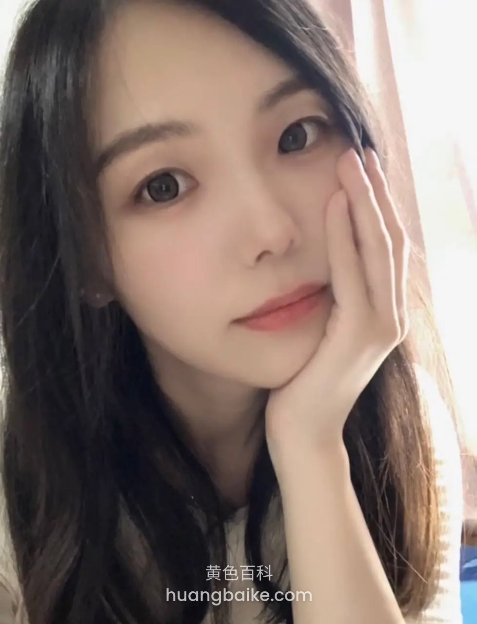手托着脸看镜头