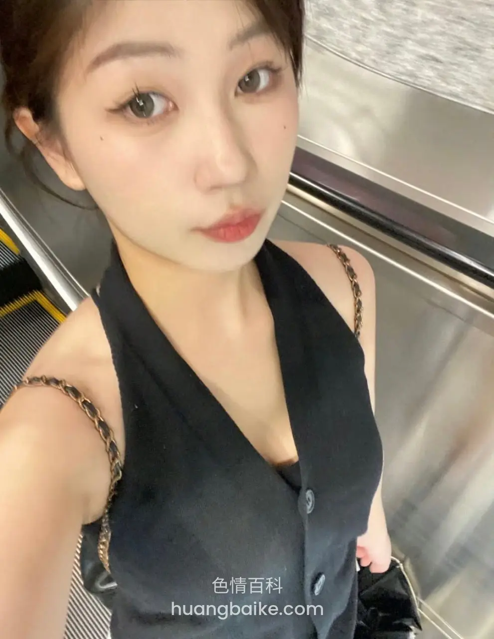 电梯内低角度镜头对着自己