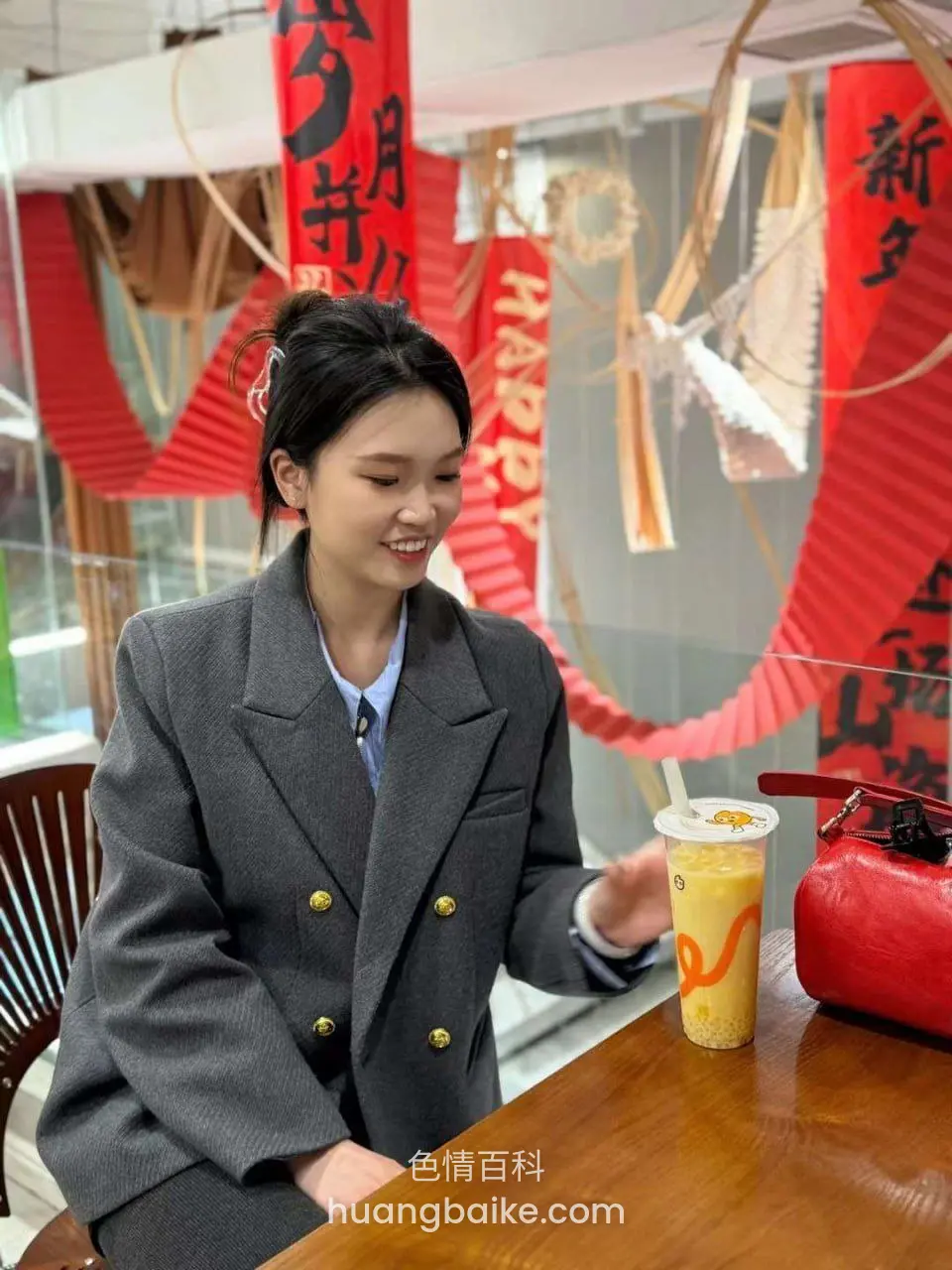 咖啡店红春联下伸手拿饮料 11