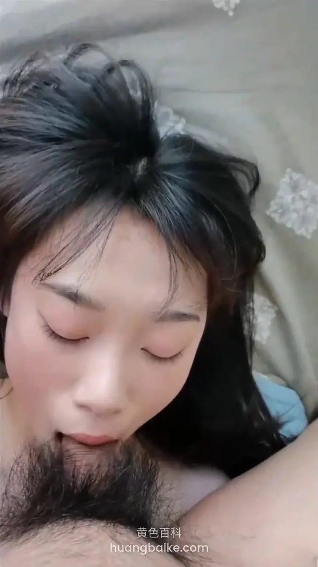 床上闭眼含着阴茎