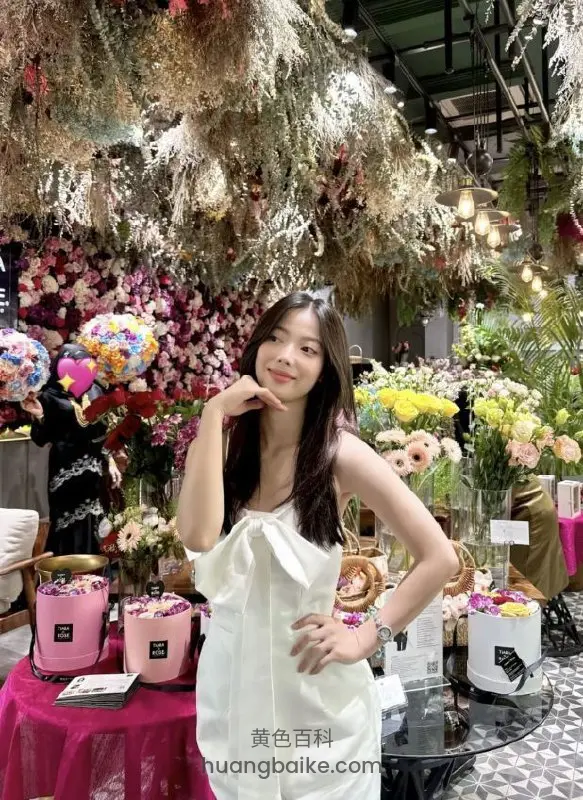花店里一手托下巴