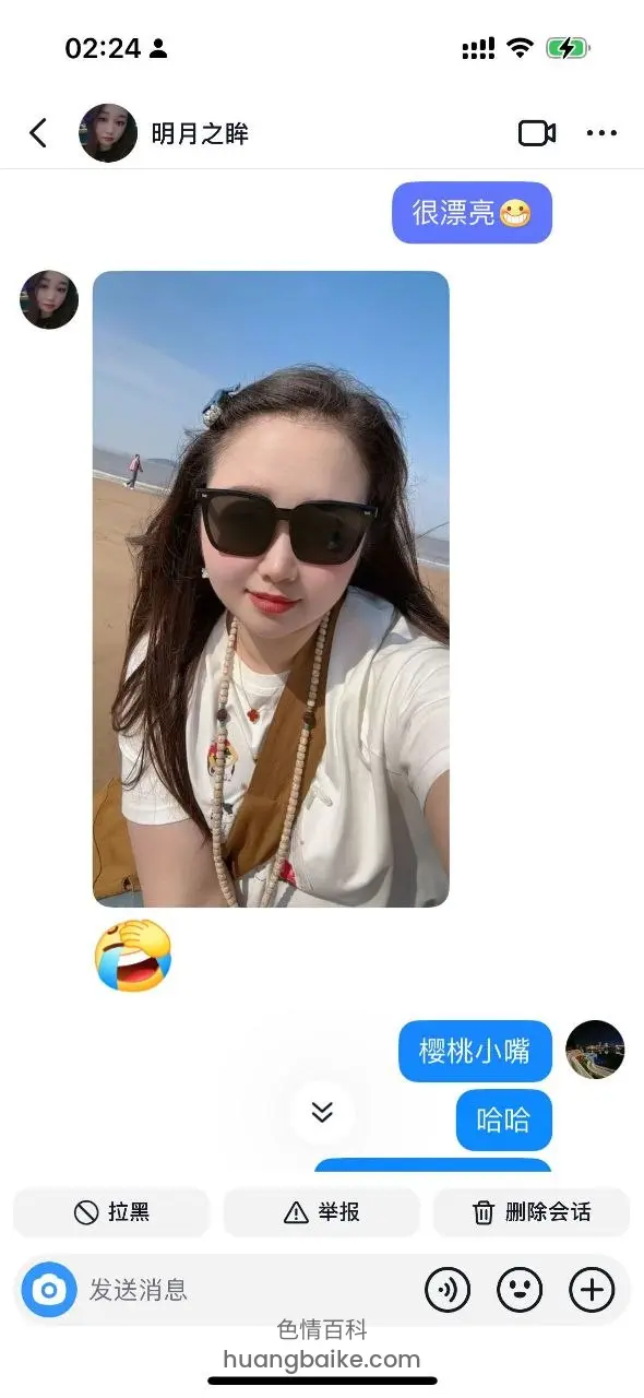 海边自拍戴墨镜，身后沙滩和大海